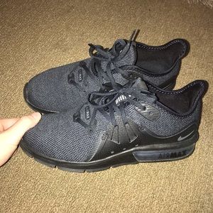 Women’s Nike Airmax - Black SIZE 8